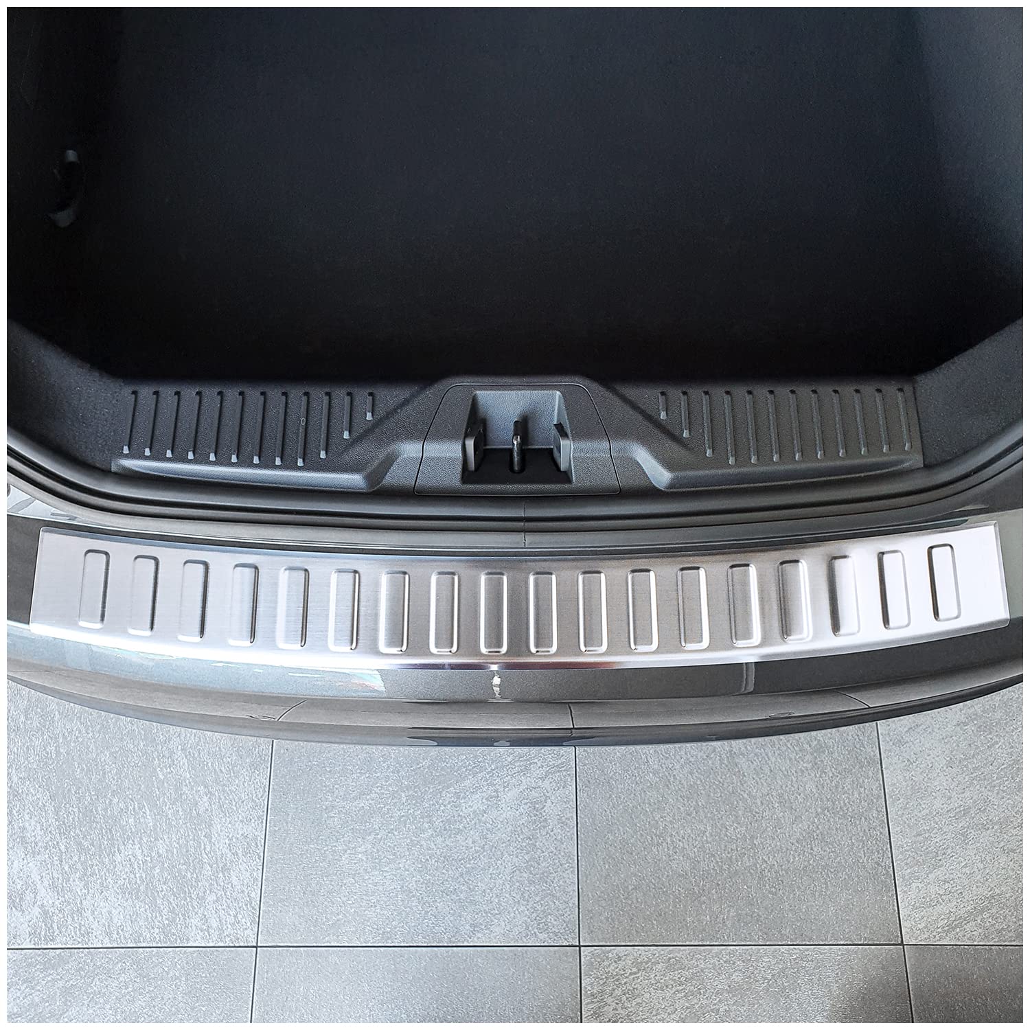 teileplus24 L691 Ladekantenschutz V2A Edelstahl kompatibel mit Ford Fiesta'18 2017- Abkantung, Farbe:Silber gebürstet von teileplus24