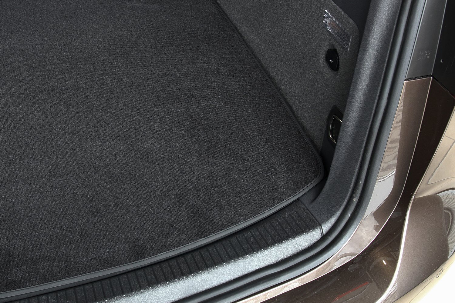 tuning-art BM3096 Kofferraummatte für VW Golf 8 Limo 2019- Gummi Rückseite, Naht:Schwarz von tuning-art